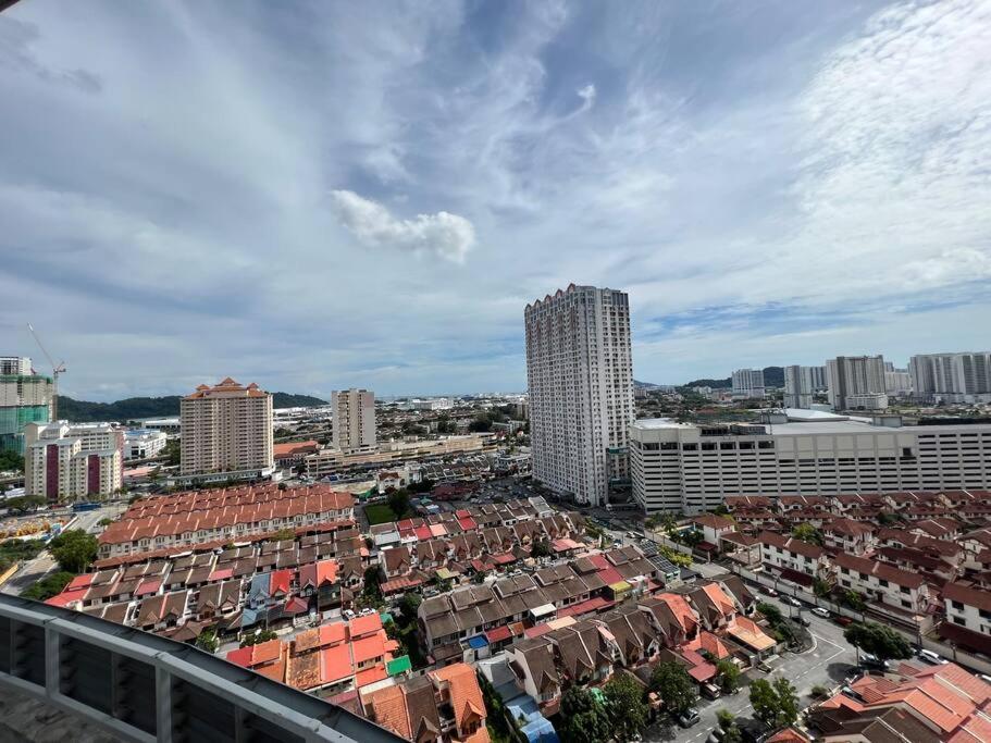 New 6Pax Soho Near Usm & Spice Arena & Airport Apartment บายันเลอปาส ภายนอก รูปภาพ